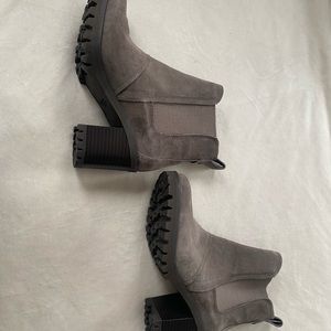 UGG boot. Size 9, never worn. Excellent condition